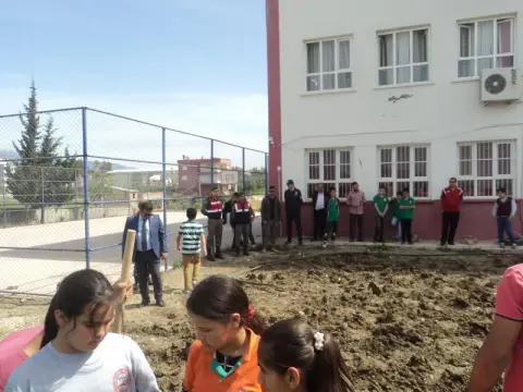 1 Nisan Yatılı Bölge Ortaokulu - TOPRAĞA DOKUN