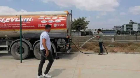 Büyüksaat Ortaokulu - Okulumuz temizleniyor