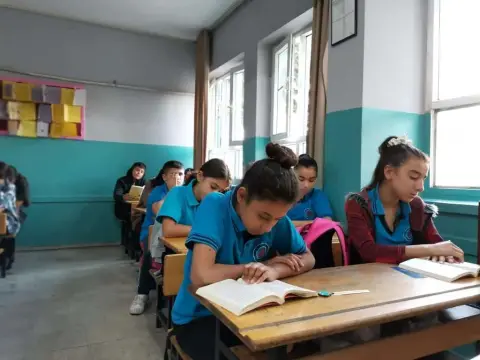 ÇEAŞ Sofulu Ortaokulu - Sarıçam okuyor