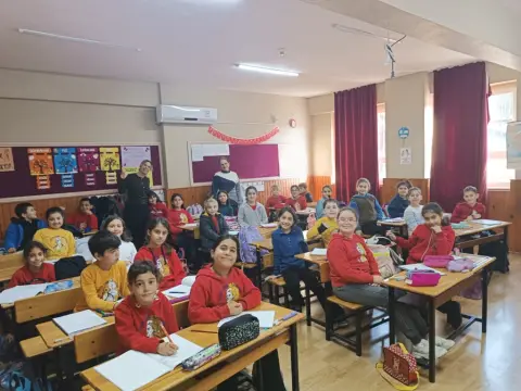 Yunus Emre İlkokulu - YAZARIN ÖZÜNDEN ÇOCUĞUN GÖZÜNDEN KİTAP PROJESİ KONUĞUMUZ DENİZ IŞIK