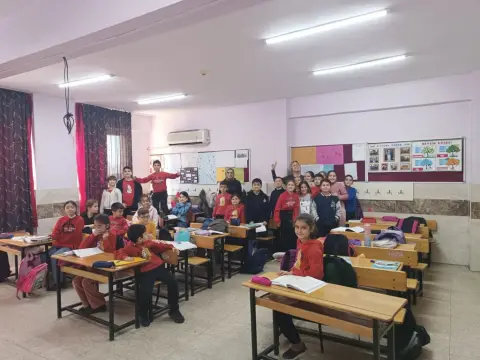 Yunus Emre İlkokulu - YAZARIN ÖZÜNDEN ÇOCUĞUN GÖZÜNDEN KİTAP PROJESİ KONUĞUMUZ DENİZ IŞIK