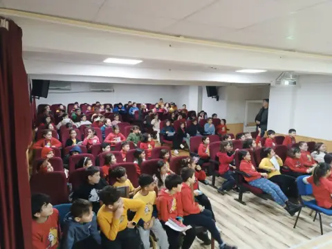 Yunus Emre İlkokulu - YAZARIN ÖZÜNDEN ÇOCUĞUN GÖZÜNDEN KİTAP PROJESİ KONUĞUMUZ DENİZ IŞIK