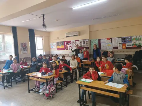 Yunus Emre İlkokulu - YAZARIN ÖZÜNDEN ÇOCUĞUN GÖZÜNDEN KİTAP PROJESİ KONUĞUMUZ DENİZ IŞIK
