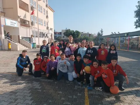 Yunus Emre İlkokulu - YAZARIN ÖZÜNDEN ÇOCUĞUN GÖZÜNDEN KİTAP PROJESİ KONUĞUMUZ DENİZ IŞIK