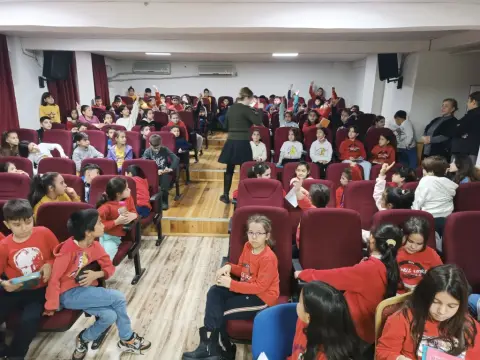Yunus Emre İlkokulu - YAZARIN ÖZÜNDEN ÇOCUĞUN GÖZÜNDEN KİTAP PROJESİ KONUĞUMUZ DENİZ IŞIK