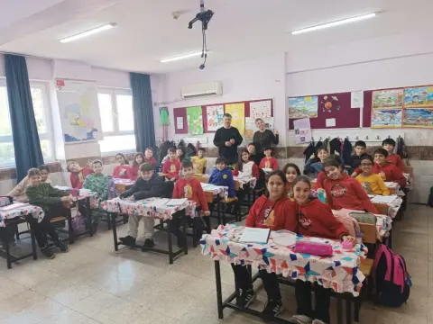 Yunus Emre İlkokulu - YAZARIN ÖZÜNDEN ÇOCUĞUN GÖZÜNDEN KİTAP PROJESİ KONUĞUMUZ DENİZ IŞIK