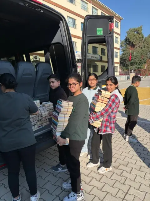 Cumhuriyet Ortaokulu - Bir Kitap Bin Kitap Projesi