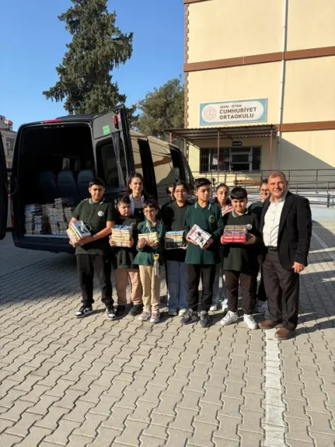 Cumhuriyet Ortaokulu - Bir Kitap Bin Kitap Projesi