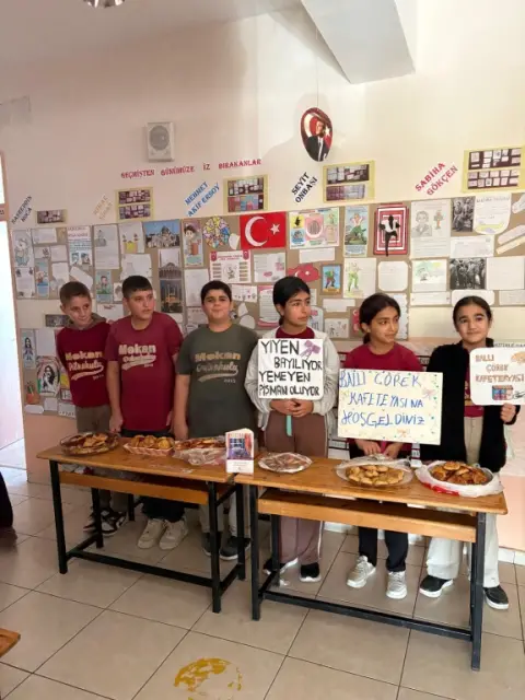 Cumhuriyet Ortaokulu - Bir Kitap Bin Kitap Projesi