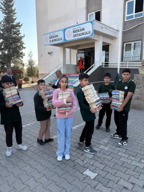 Cumhuriyet Ortaokulu - Bir Kitap Bin Kitap Projesi