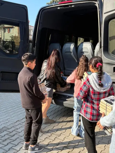 Cumhuriyet Ortaokulu - Bir Kitap Bin Kitap Projesi