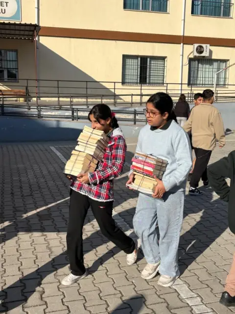 Cumhuriyet Ortaokulu - Bir Kitap Bin Kitap Projesi