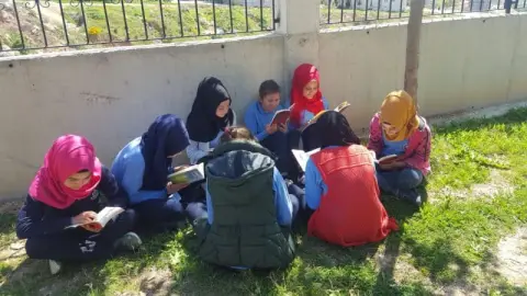 Toki Ertuğrulgazi İmam Hatip Ortaokulu - kitap okuma