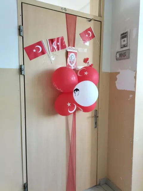 Gülbahçesi Kız Anadolu Lisesi - Cumhuriyet kutlaması kapı süslemeleri