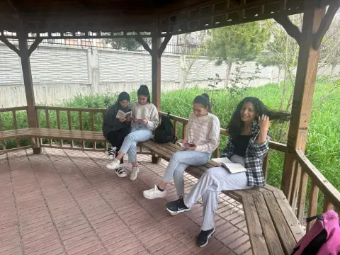 Gülbahçesi Kız Anadolu Lisesi - kitap okuma