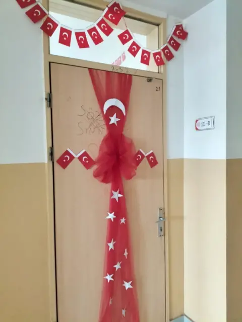 Gülbahçesi Kız Anadolu Lisesi - Cumhuriyet kutlaması kapı süslemeleri