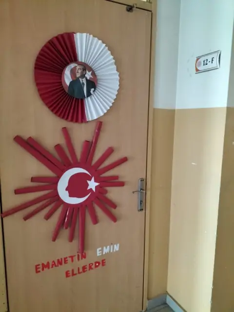 Gülbahçesi Kız Anadolu Lisesi - Cumhuriyet kutlaması kapı süslemeleri