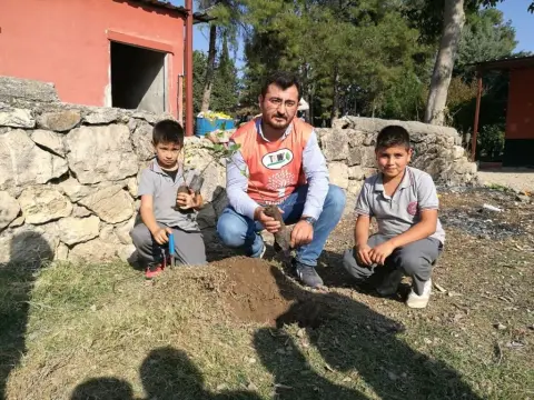 Pekmezci Şehit Bircan İlhanlı Ortaokulu - OKULUMUZ VE TEMA