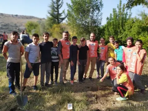 Pekmezci Şehit Bircan İlhanlı Ortaokulu - OKULUMUZ VE TEMA