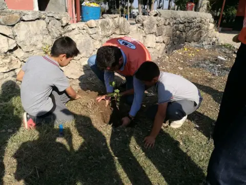 Pekmezci Şehit Bircan İlhanlı Ortaokulu - OKULUMUZ VE TEMA