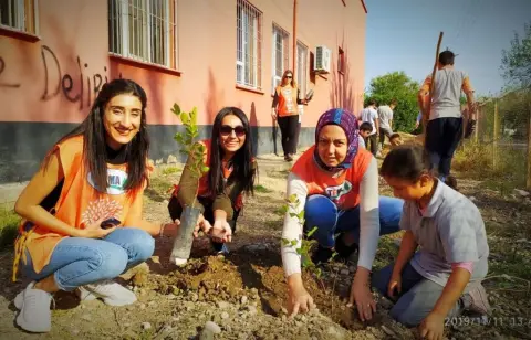 Pekmezci Şehit Bircan İlhanlı Ortaokulu - OKULUMUZ VE TEMA