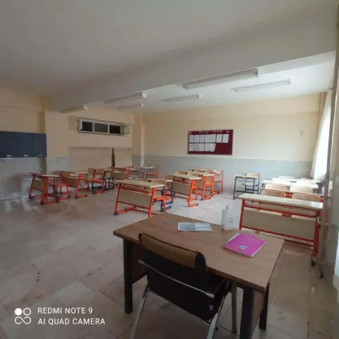 Borsa İstanbul Şehit Erhan Konuk Anadolu İmam Hatip Lisesi - okul