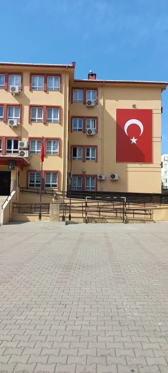Recep Birsin Özen Ortaokulu - Okul bahçesi