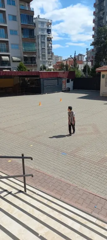 Recep Birsin Özen Ortaokulu - Okul bahçesi