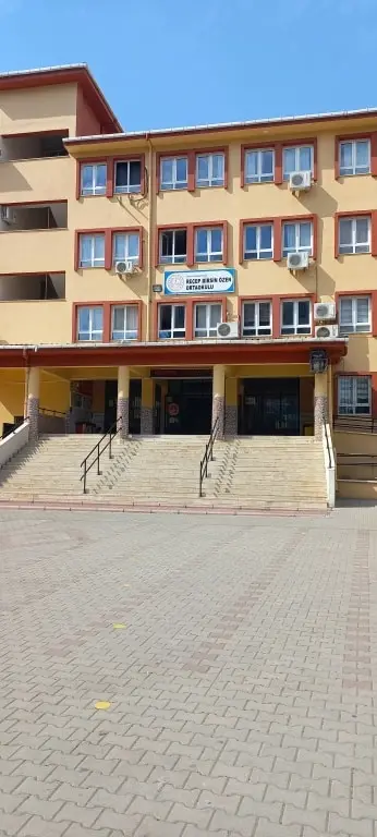 Recep Birsin Özen Ortaokulu - Okul bahçesi