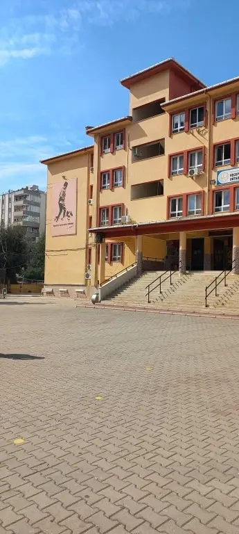 Recep Birsin Özen Ortaokulu - Okul bahçesi