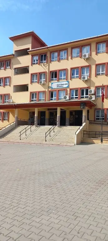 Recep Birsin Özen Ortaokulu - Okul bahçesi