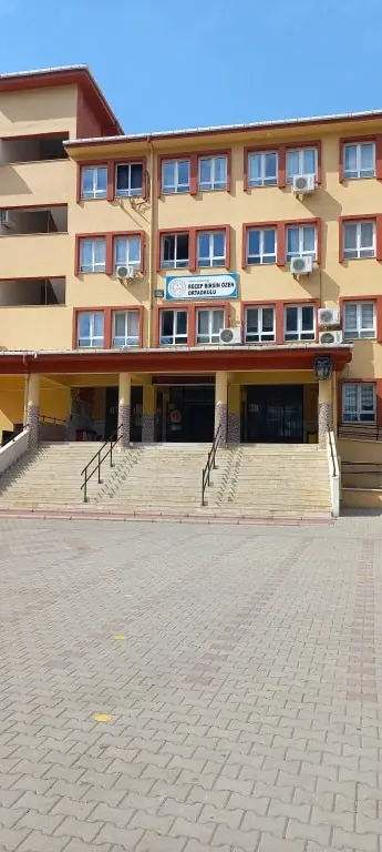 Recep Birsin Özen Ortaokulu - Okul bahçesi